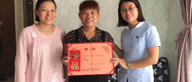 月嫂部经理专程上户拜访去为月嫂送一份荣誉嘉奖！